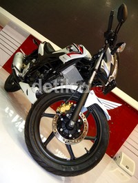 Sementara untuk harganya, selain bocoran terkait segmen yang akan dimasuki Honda CB150R Streetfire yang berada di antara MegaPro dan Tiger, Honda masih menyimpan rapat informasi itu.