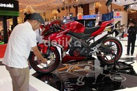 V-Ixion tersebut mengundang perhatian pengunjung.