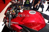 Bentuk bodinya lebih gambot dengan fairing, ditambah lagi tangki bensin yang tambah gambot.