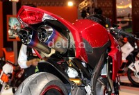 Kesan motor sport besar diperkuat lewat knalpot undertail sebanyak 2 muffler.