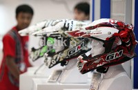 Sebanyak 300 buah tiap harinya dijual dengan harga helm Rp 149.900, padahal harga normalnya mencapai Rp 285.000.