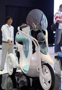 Desain motor listrik dibuat sangat rapih dan menawan. Nyaris terlihat bukan seperti sepeda motor.