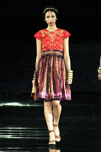 Linda Hamidi Grander APMMI Ethnic Fashion 2012 Lombok - Sumbawa at Grand Ballroom Hotel Mulia. Senayan. Jakarta. [Foto: Mohammad Abduh/Wolipop]