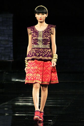 Linda Hamidi Grander APMMI Ethnic Fashion 2012 Lombok - Sumbawa at Grand Ballroom Hotel Mulia. Senayan. Jakarta. [Foto: Mohammad Abduh/Wolipop]