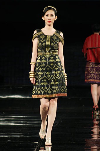 Linda Hamidi Grander APMMI Ethnic Fashion 2012 Lombok - Sumbawa at Grand Ballroom Hotel Mulia. Senayan. Jakarta. [Foto: Mohammad Abduh/Wolipop]