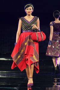 Linda Hamidi Grander APMMI Ethnic Fashion 2012 Lombok - Sumbawa at Grand Ballroom Hotel Mulia. Senayan. Jakarta. [Foto: Mohammad Abduh/Wolipop]
