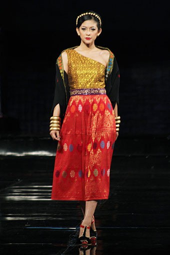 Linda Hamidi Grander APMMI Ethnic Fashion 2012 Lombok - Sumbawa at Grand Ballroom Hotel Mulia. Senayan. Jakarta. [Foto: Mohammad Abduh/Wolipop]