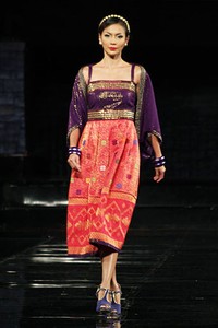 Linda Hamidi Grander APMMI Ethnic Fashion 2012 Lombok - Sumbawa at Grand Ballroom Hotel Mulia. Senayan. Jakarta. [Foto: Mohammad Abduh/Wolipop]