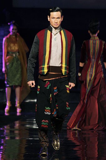 Deden Siswanto APMMI Ethnic Fashion 2012 Lombok - Sumbawa at Grand Ballroom Hotel Mulia. Senayan. Jakarta. [Foto: Mohammad Abduh/Wolipop]