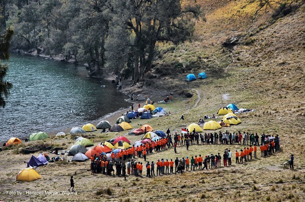 Pagi yang Romantis di Ranu Kumbolo Pagi yang Romantis di Ranu Kumbolo