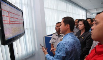 Vice President Central Operation Blue Bird Group,Sigit Priawan Djokosoetono sedang menjelaskan mekanisme sistem taxi mobile reservation di kantor reservasi Blue Bird Semarang. Layana tersebut diharapkan akan mempermudah dan mempercepat pelanggan dalam pelayanan pemesanan taksi. tris warnoko