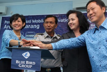 Vice President Central Operation Blue Bird Group, Sigit Priawan Djokosoetono (kanan), bersama Vice President Business Development Blue Bird Group, Noni Purnomo (kiri), Kadishub Kota Semarang, Ednawan Haryono (kedua kiri), dan Kepala Dinas PariwisataKota Semarang, Nurjanah (kedua (kanan), menekan tombol sebagai tanda diresmikannya peluncuran aplikasi layanan program Taxi Mobile.