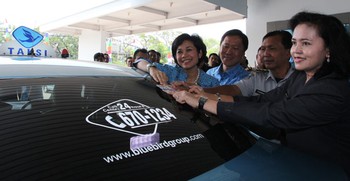 Pemasangan sticker Ayo Wisata ke Semarangsebagai wujud dukungan Blue Bird Group kepada pemerintah kota semarang sebagai daerah tujuan kunjungan wisata. tris warnoko