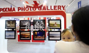 Foto-foto yang dihasilkan melalui printer atau mesin cetak, didisplay di salah satu stand printer.