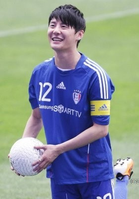 5 Idola KPop yang Hobi Main Sepakbola