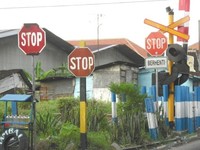 Masih banyak perlintasan lain yang tidak berambu, bahkan tidak berpalang sama sekali sehingga sering mengakibatkan kecelakaan. (Foto: Andreanto Rosli).