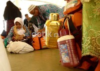 Kepada jemaah yang barang bawaannya melebihi satu tas, diminta mensortir ulang mana saja barang yang paling perlu untuk dibawa pulang sebagai cendera mata bagi keluarga di kampung halaman.