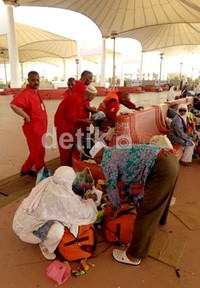 Sejumlah portir bandara menanti penuh harap limpahan barang-barang hasil sortir jemaah haji.