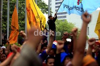 Massa yang berasal dari berbagai organisasi buruh itu membawa berbagai atribut dan bendera.