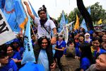 Ratusan Buruh Berdemo di Balai Kota