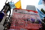 Ratusan Buruh Berdemo di Balai Kota