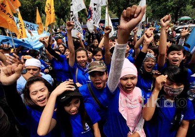 Ratusan Buruh Berdemo di Balai Kota