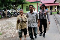 Sulastri Maleng alias Mimin digelandang anggota Polsek Tamalanrea menuju sel tahanan. Sulastri diamankan oleh anggota Polsek Tamalanrea sekitar pukul 01.00 Wita.