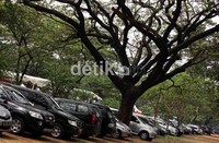 Para pengendara yang masuk mereka harus bayar parkir harus 2 kali, di pintu masuk dan waktu mobil atau motor parkir.