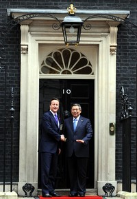 PM Inggris David Cameron menyambut kedatangan Presiden SBY. Rusman/Setpres.