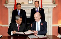 Presiden SBY dan PM Inggris David Cameron menyaksikan penandatanganan kerjasama teknis, ekonomi kreatif, dan pertahanan. Sedangkan satu kesepakatan yang ditandatangani adalah mengenai dialog energi. Rusman/Setpres.