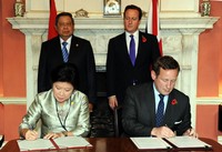 Presiden SBY dan PM Inggris David Cameron menyaksikan penandatangan kerjasama ekonomi kreatif. Rusman/Setpres.