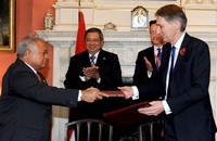 Presiden SBY dan PM Inggris David Cameron menyaksikan penandatangan kerjasama pertahanan. Rusman/Setpres.