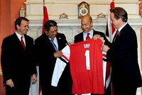 Dengan disaksikan PM Inggris David Cameron, Presiden SBY menerima jersey Arsenal dari Direktur Eksekutif Arsenal Ivan Gazidis. (Setpres).