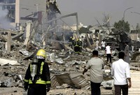 Kekuatan ledakan yang dahsyat meratakan sebuah gedung yang terdiri dari beberapa lantai. Reuters/Mohammed Mashhor.