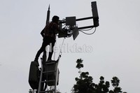 Petugas memasang jaringan wifi.