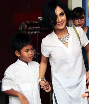 Demi Pesta Ultah Anak, Yuni Shara Terbang dari Jayapura