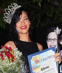 Dinobatkan sebagai Queen of the West Hollywood Halloween Carnaval, Rihanna memakai mahkota di kepalanya. David Livingston/Getty Images.