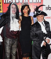 Penyanyi yang akrab disapa Riri itu tampil simple dengan dress hitamnya. David Livingston/Getty Images.