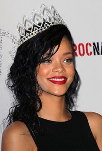 Bibir merahnya menambah kesan seksi pada Rihanna. David Livingston/Getty Images.