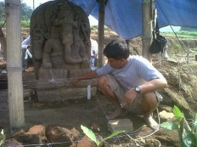 Batu Bata Tempat Dudukan Arca Ganesha Kuno Ditemukan