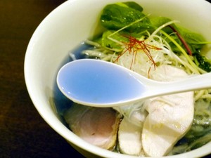 Uniknya Ramen Dingin Berkuah Biru