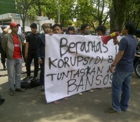 Puluhan Mahasiswa Tuntut Korupsi Bansos Kota Bandung Dituntaskan