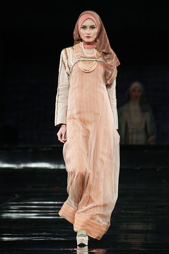 Irna Mutiara APMMI Ethnic Fashion 2012 Lombok - Sumbawa at Grand Ballroom Hotel Mulia. Senayan. Jakarta. [Foto: Mohammad Abduh/Wolipop]