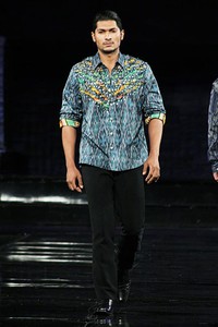 Epoel Daeng Hasanung APMMI Ethnic Fashion 2012 Lombok - Sumbawa at Grand Ballroom Hotel Mulia. Senayan. Jakarta. [Foto: Mohammad Abduh/Wolipop]