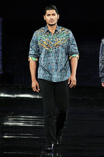Epoel Daeng Hasanung APMMI Ethnic Fashion 2012 Lombok - Sumbawa at Grand Ballroom Hotel Mulia. Senayan. Jakarta. [Foto: Mohammad Abduh/Wolipop]