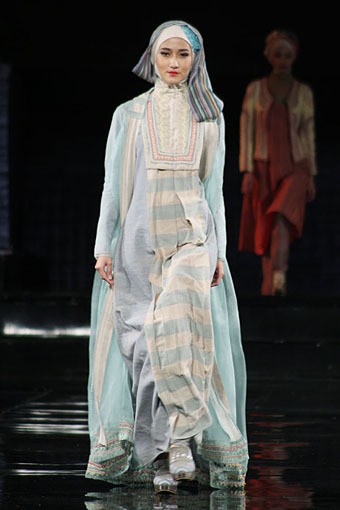 Irna Mutiara APMMI Ethnic Fashion 2012 Lombok - Sumbawa at Grand Ballroom Hotel Mulia. Senayan. Jakarta. [Foto: Mohammad Abduh/Wolipop]