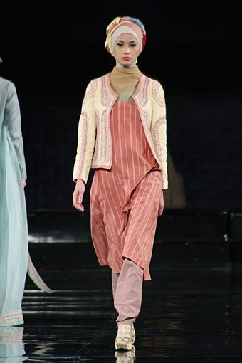 Irna Mutiara APMMI Ethnic Fashion 2012 Lombok - Sumbawa at Grand Ballroom Hotel Mulia. Senayan. Jakarta. [Foto: Mohammad Abduh/Wolipop]