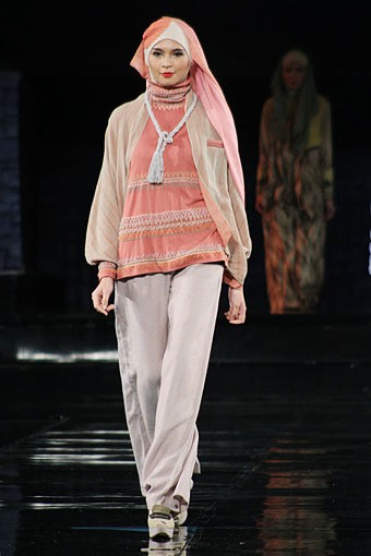 Irna Mutiara APMMI Ethnic Fashion 2012 Lombok - Sumbawa at Grand Ballroom Hotel Mulia. Senayan. Jakarta. [Foto: Mohammad Abduh/Wolipop]