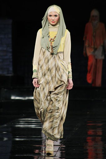 Irna Mutiara APMMI Ethnic Fashion 2012 Lombok - Sumbawa at Grand Ballroom Hotel Mulia. Senayan. Jakarta. [Foto: Mohammad Abduh/Wolipop]