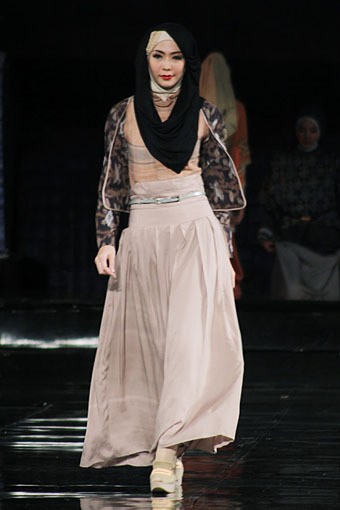 Irna Mutiara APMMI Ethnic Fashion 2012 Lombok - Sumbawa at Grand Ballroom Hotel Mulia. Senayan. Jakarta. [Foto: Mohammad Abduh/Wolipop]